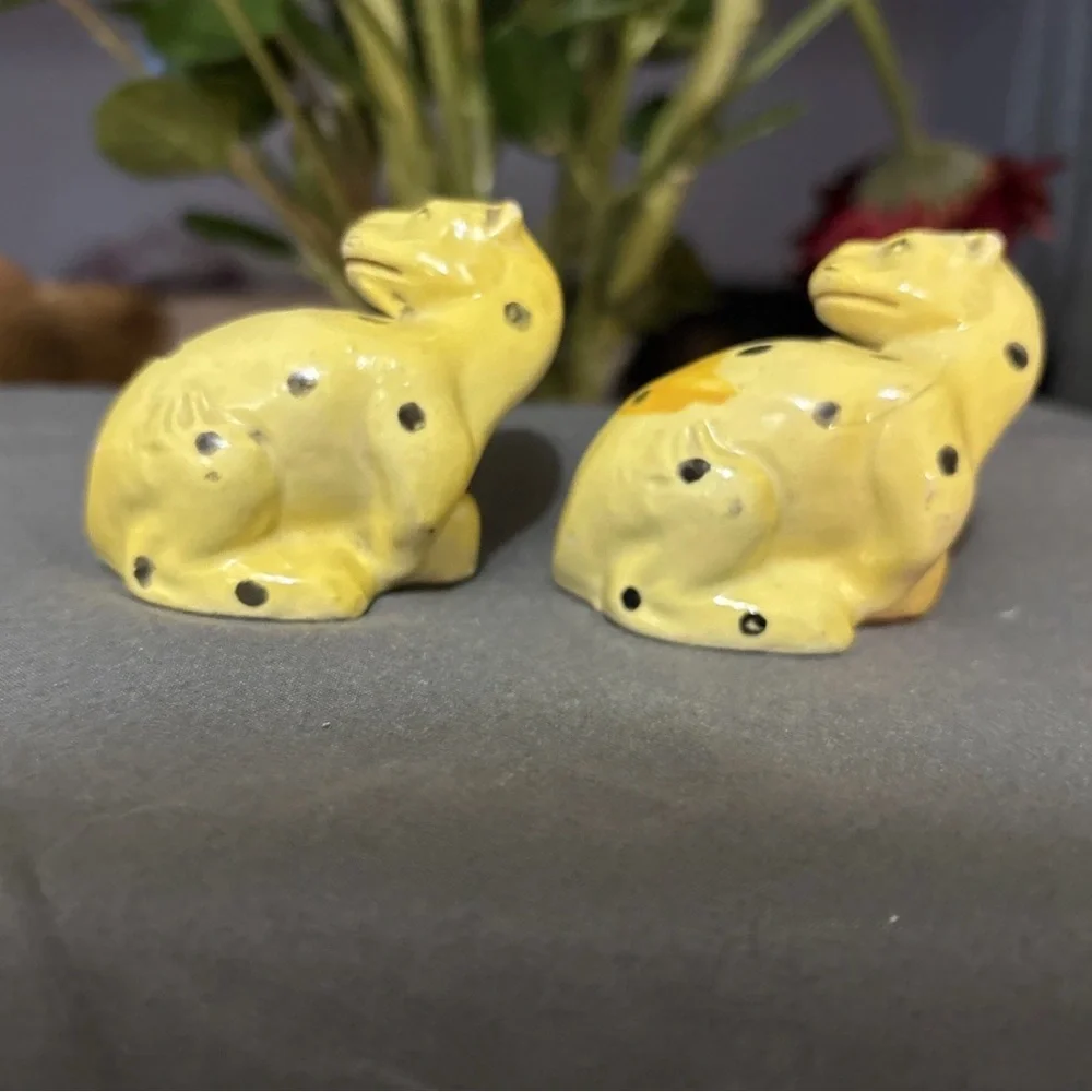 Vintage Made In Japan Yellow Spotted Leopards Salt and Pepper Shaker - Picture 3 of 5